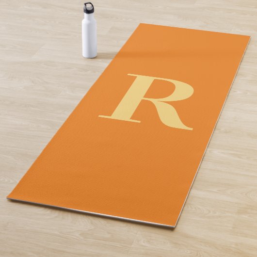 Tapis De Yoga Monogramme moderne Orange (En situation)