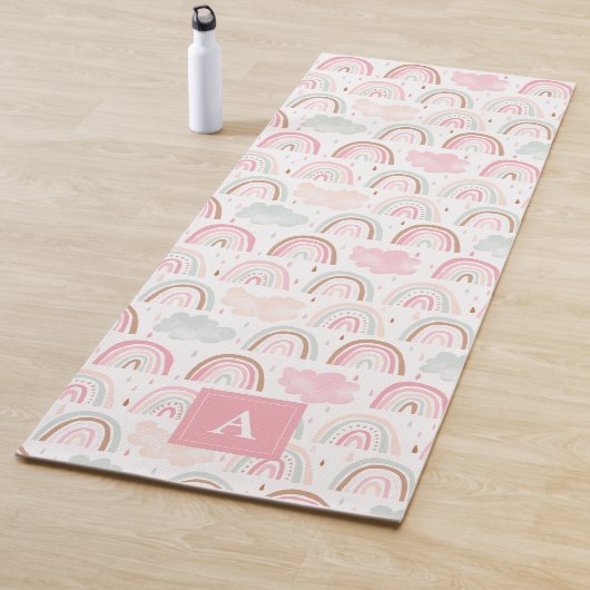 Tapis De Yoga Monogramme Motif arc-en-ciel de Whimsical (En situation)