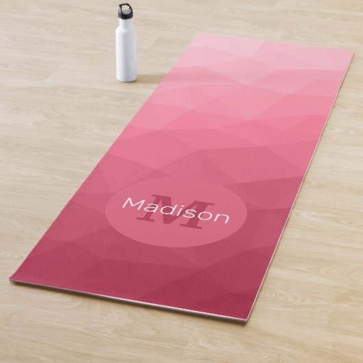 Tapis De Yoga Monogramme Motif rose à maillage géométrique rose (En situation)
