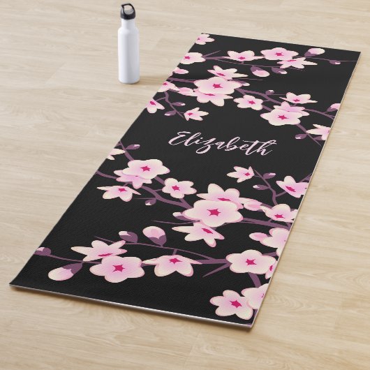 Tapis De Yoga Monogramme noir rose Fleur de cerisier (En situation)