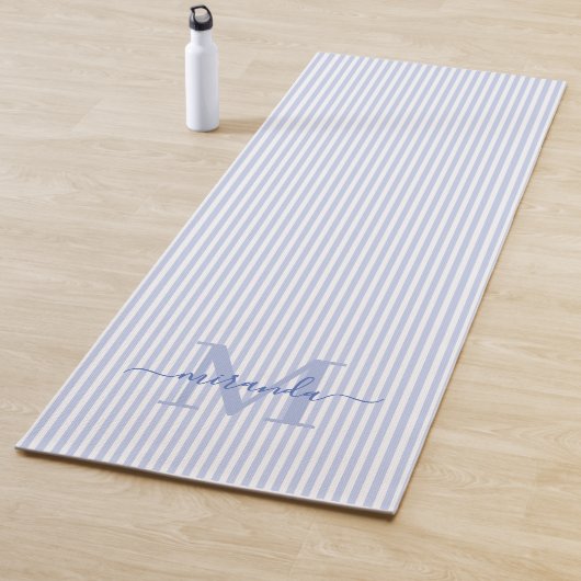 Tapis De Yoga Monogramme Nom Rayures Bleues & Blanches (En situation)