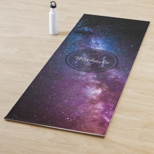Tapis De Yoga Monogramme personnalisable à voie lactée (En situation)