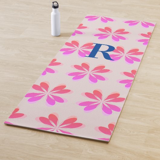 Tapis De Yoga Monogramme Retro Fleur Motif rose beige (En situation)