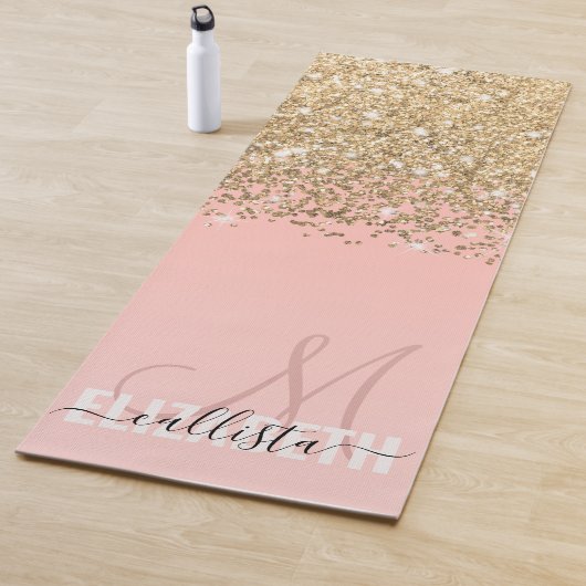 Tapis De Yoga Monogramme rose Fille Chic Gold Confetti (En situation)