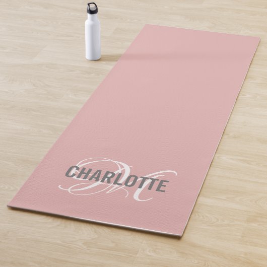 Tapis De Yoga monogramme rose vif moderne nom yoga mat (En situation)