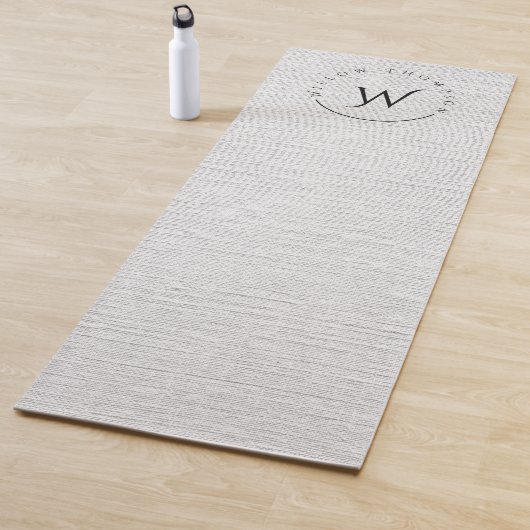 Tapis De Yoga Monogramme Rustique Gris Linge Élégant Script (En situation)