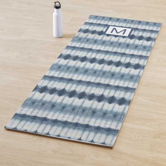 Tapis De Yoga Monogramme | Shibori Indigio Print (En situation)