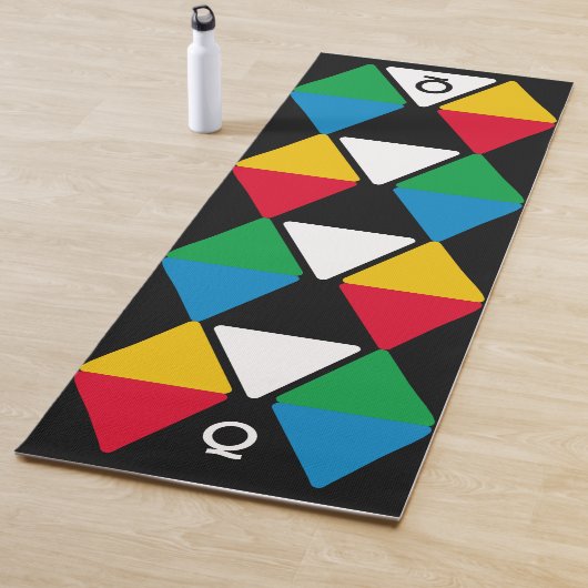 Tapis De Yoga Monogramme Triangles Colorés Modernes (En situation)