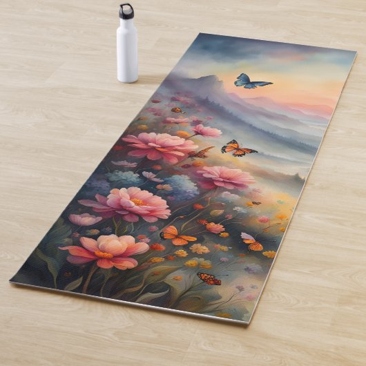 Tapis De Yoga Montagnes, Fleurs et Papillons (En situation)