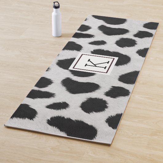 Tapis De Yoga Motif à fausse fourrure de vache noire et blanche (En situation)