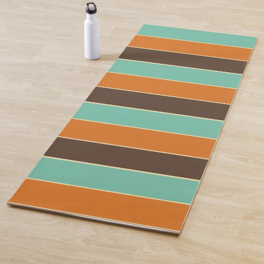 Tapis De Yoga Motif à rayures vert, noir et orange (En situation)