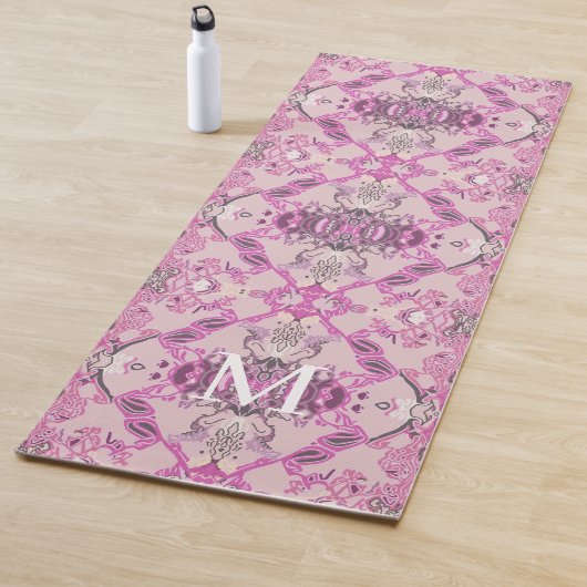 Tapis De Yoga Motif baroque monogramme élégant dans les tons ros (En situation)