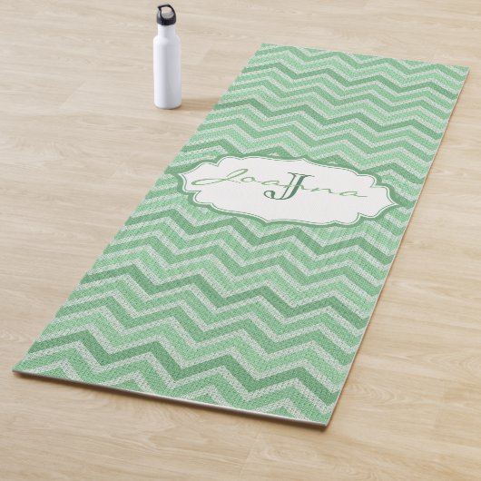 Tapis De Yoga Motif de Chevron Vert Monogrammé (En situation)