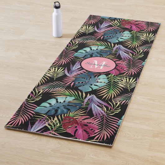 Tapis De Yoga Motif de feuillage tropical avec votre monogramme (En situation)