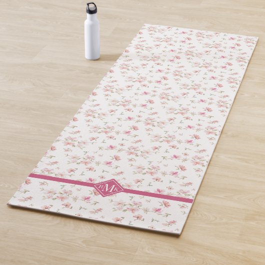 Tapis De Yoga Motif de fleur rose mou d'aquarelle du monogramme (En situation)