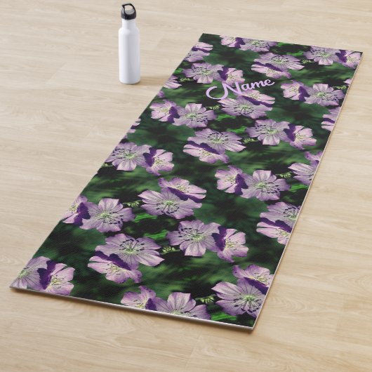 Tapis De Yoga Motif de fleurs de géranium violet personnalisé (En situation)
