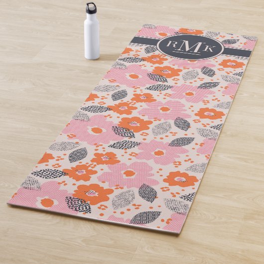 Tapis De Yoga Motif floral mignon du monogramme | rétro (En situation)