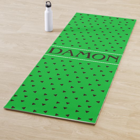 Tapis De Yoga Motif minimal triangles vert noir (En situation)