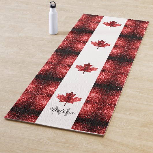 Tapis De Yoga Motif Monogramme du drapeau du Canada (En situation)