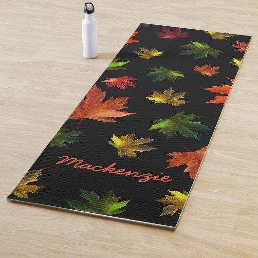 Tapis De Yoga Motif rustique Feuille d'érable avec nom sur NOIR (En situation)