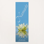 Tapis De Yoga Namaste Reflétant la fleur de Lotus blanc avec nom (Devant)