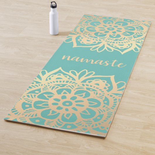 Tapis De Yoga Namaste Turquoise vert et or Mandala Flowers (En situation)