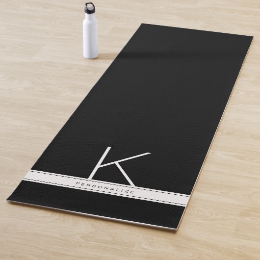 Tapis De Yoga Noir Blanc Moderne Simple Monogramme Nom (En situation)