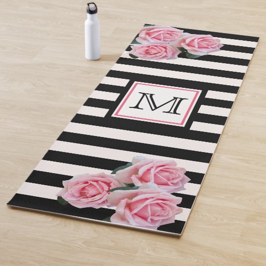 Tapis De Yoga Noir blanc rayures florales rose monogramme (En situation)