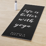 Tapis de yoga noir et blanc<br><div class="desc">Tapis de yoga noir et blanc. La vie est meilleure avec le yoga. Design de typographie élégant pour des cours de yoga, entraîneur de classe, entraîneur sportif ou instructeur de gym. Des cadeaux de remise en forme personnalisés et amusants pour lui. Ajoutez votre propre nom, une citation drôle ou des...</div>