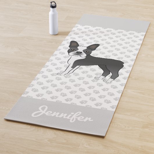 Tapis De Yoga Noir Et Blanc Boston Terrier Dessin Chien Et Nom (En situation)