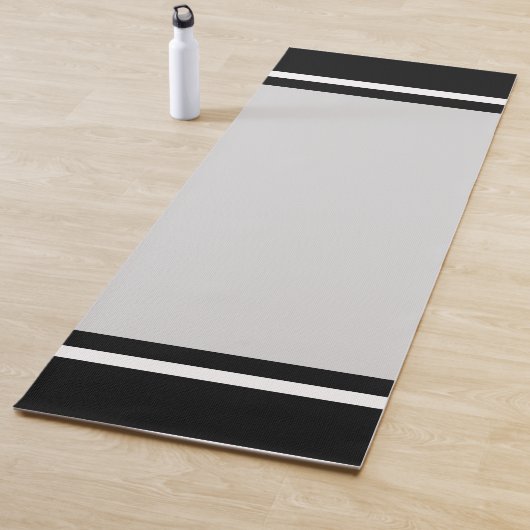 Tapis De Yoga Noir et blanc rayé sur gris argenté clair (En situation)