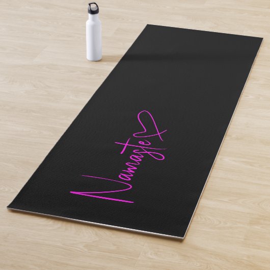 Tapis De Yoga Noir et Fuchsia Script Namaste Heart Reversible (En situation)