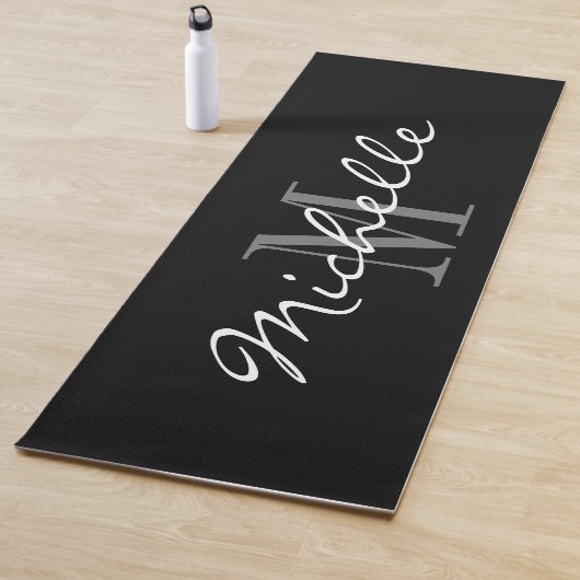 Tapis de yoga noir monogramme personnalisé pour l' (En situation)