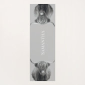 Tapis De Yoga Noir White Highland Cow Nom du monogramme (Dos)