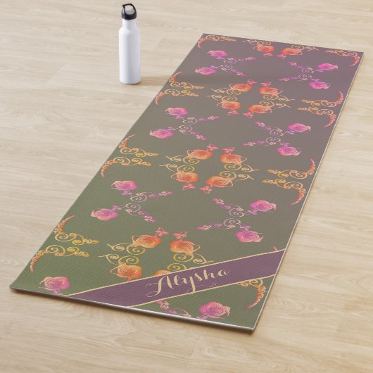 Tapis De Yoga Nom avec Coeurs Roses sur la prune (En situation)