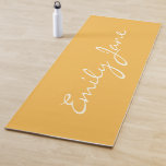 Tapis De Yoga Nom de calligraphie moderne minimaliste Personnali<br><div class="desc">Ce tapis de yoga personnalisé présente votre nom dans une belle écriture manuscrite sur un arrière - plan jaune élégant. Super idée cadeau.</div>