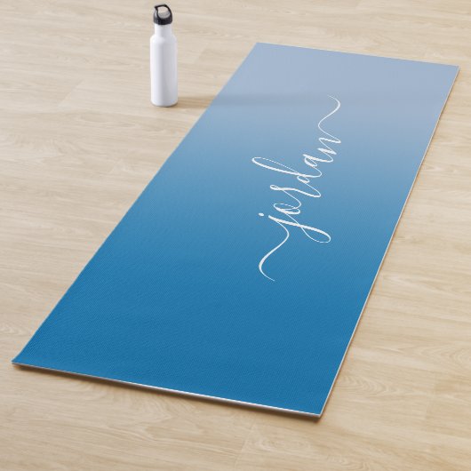 Tapis De Yoga Nom de script blanc dégradé bleu ciel minimal (En situation)