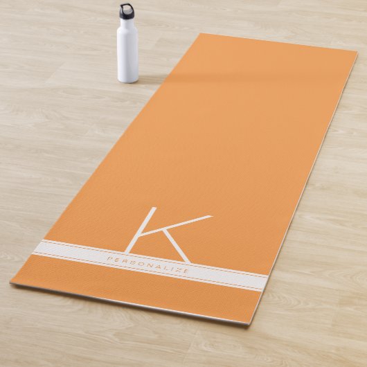 Tapis De Yoga Nom du monogramme de bande orange personnalisé (En situation)