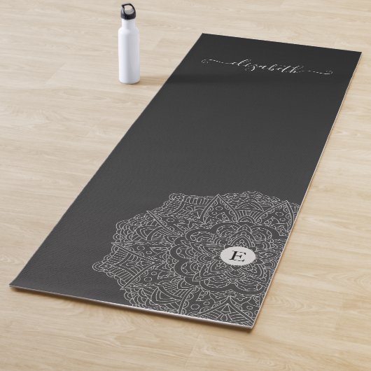 Tapis De Yoga Nom du monogramme de Mandala noir moderne (En situation)