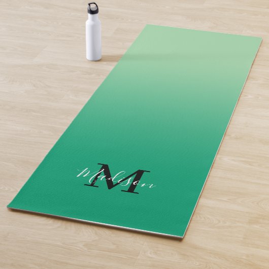 Tapis De Yoga Nom du script du monogramme de dégradé vert minima (En situation)