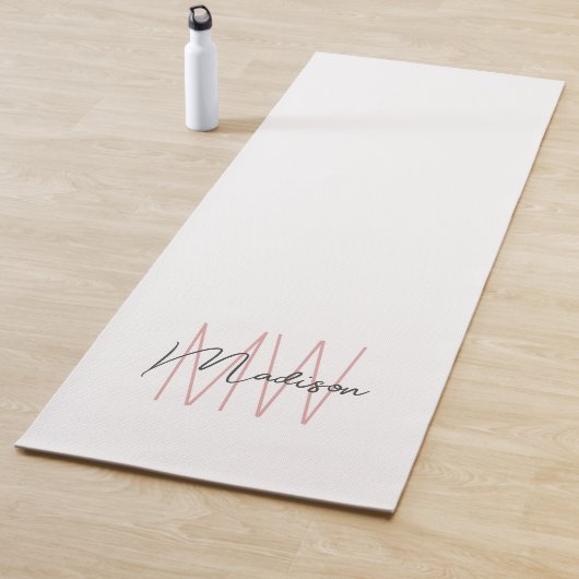 Tapis De Yoga Nom Monogramme moderne Script Rose blanc (En situation)