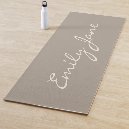 Tapis De Yoga Nom personnalisé Taupe Élégant script manuscrit (En situation)