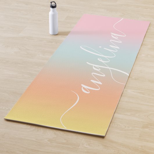 Tapis De Yoga Nom Script Texte Dégradé Ombre orange rose bleu (En situation)
