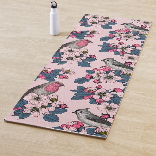 Tapis De Yoga Oiseaux et fleurs roses (En situation)