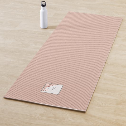 Tapis De Yoga Papillon en terre cuite Dusty Peach Stripe Monogra (En situation)