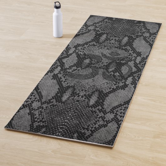 Tapis De Yoga Peau de serpent gris (En situation)