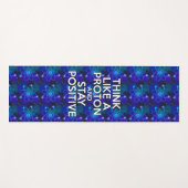 TAPIS DE YOGA PENSEZ À UN PROTON ET RESTEZ POSITIF (Devant (Horizontal))