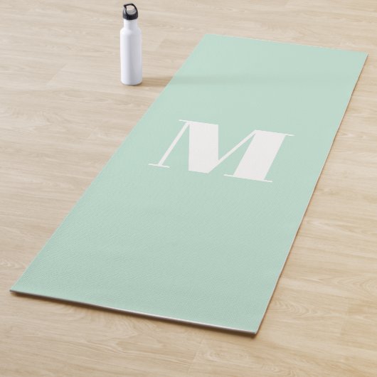 Tapis De Yoga Personnaliser monogramme initial de la menthe vert (En situation)