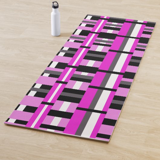 Tapis De Yoga Plaid en rose, noir et gris (En situation)