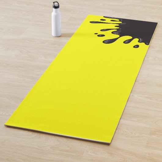 Tapis De Yoga Plat noir sur Jaune (En situation)